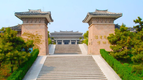 景点简介:汉陵苑 又名汉广陵王墓博物馆,位于扬州瘦西湖蜀冈风景名胜