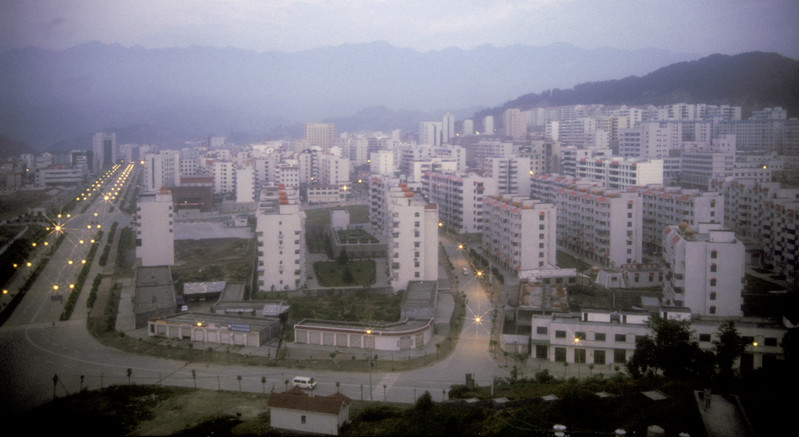 位于茅坪镇的秭归新县城一角.夜幕下的秭归新城街道.