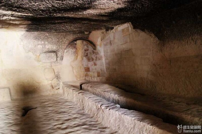 餐厅的餐桌和凳子,要不是月亮介绍,我还以为是土台子上划拉了几道沟呢
