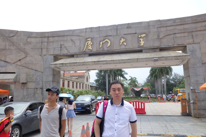 白天去了厦门大学,中国最美丽的校园之一,一派热带风光,我们看了自然新鲜。出了校门就是细软的沙滩和碧蓝的天空,厦大真是个谈情说爱的地方!除去美景,人多也成了厦大的特色了,芙蓉餐厅挤满了人,甚至参观校园也要排队进入,我们这么频繁地进入校园,对这里的师生和环境也是一种考验。