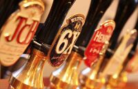 迷醉在华盛顿夜晚的酒吧里