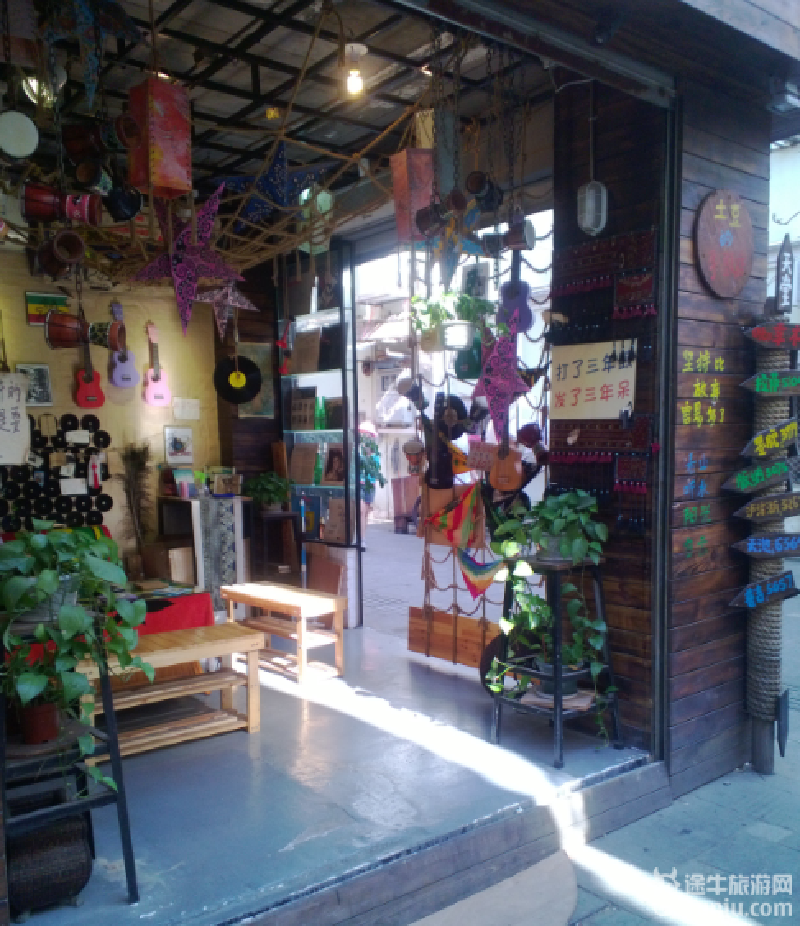 有个发呆哥在角落打鼓