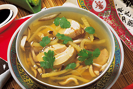 酸笋煮鸡是西双版纳的一种烹饪鸡的方式,放养的傣族土鸡肉质