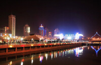 漫步湟水河畔欣赏夜景