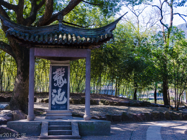 王羲之爱鹅,世人皆知,进入景区就是鹅池,在王羲之的书法中都模仿了鹅