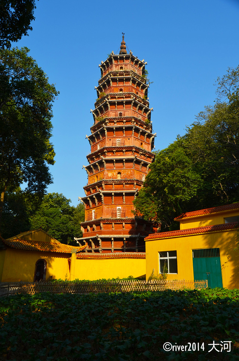 洪山宝塔沐浴在晨光中,这算是宝通寺的标志