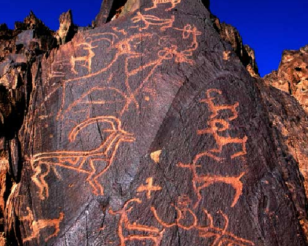 黑山岩画,全称是黑山摩崖浅石刻岩画,位于嘉峪关西北处黑山峡谷的悬崖