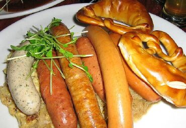 德国香肠咸猪手苹果馅饼