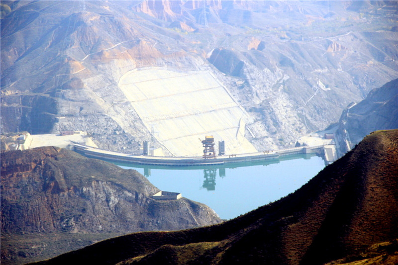 公园与李家峡水库一起形成"碧水挟丹山,大坝锁黄河"的壮美景观