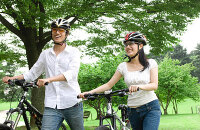 骑车畅游天鹅谷