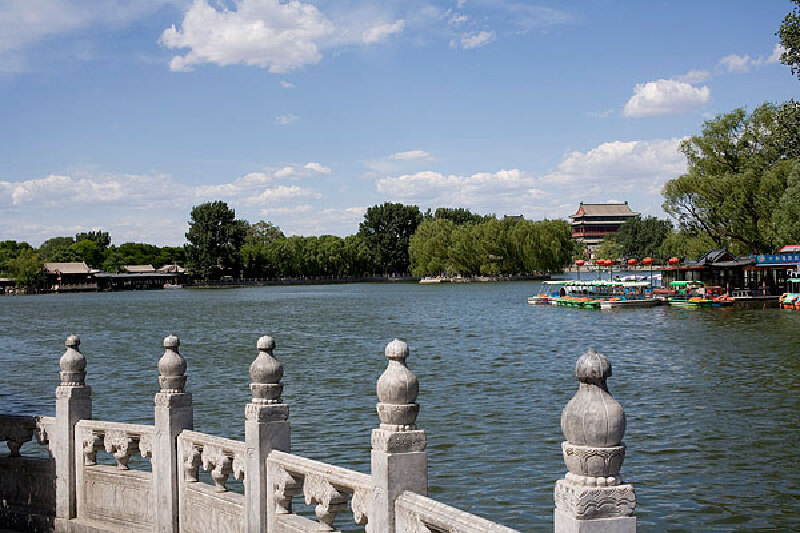 北京4A景区一共有64个,分布在北京的各大城区、县、镇,按地区划分,分别为:1.东城区:北京孔庙、北京市规划展览馆、龙潭公园、北京市明城墙遗址公园、中山公园。2.西城区:什刹海风景区、北海公园、北京动物园、北京海洋馆、北京景山公园、首都博物馆、陶然亭公园。3.朝阳区:北京欢乐谷、中华民族园、中国紫檀博物馆、元大都城垣遗址公园、朝阳公园、蟹岛绿色生态农庄。4.
