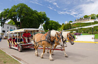 乘坐敞篷四轮马车城市之旅