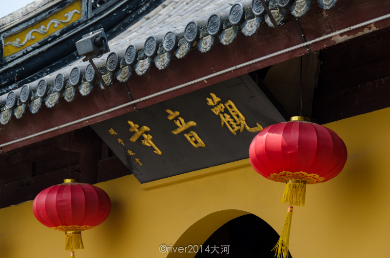 观音寺面积不大,进去后是一座大雄宝殿.