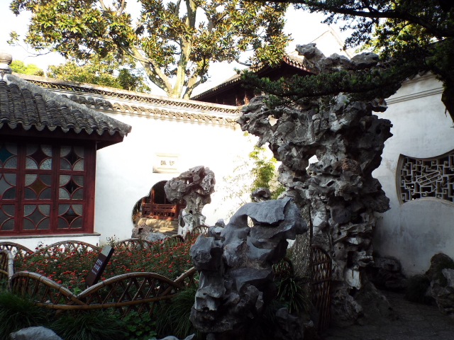 九狮峰以湖石镶嵌接叠而成,却无人为痕迹,叠石技艺高超,为狮子林众多