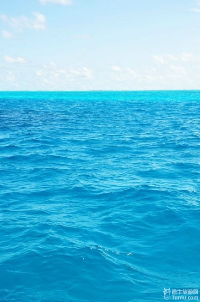 浅海处的水是天蓝色        
