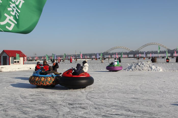 哈尔滨冰雪欢乐谷一日游,哈尔滨市内最大冰雪游乐园