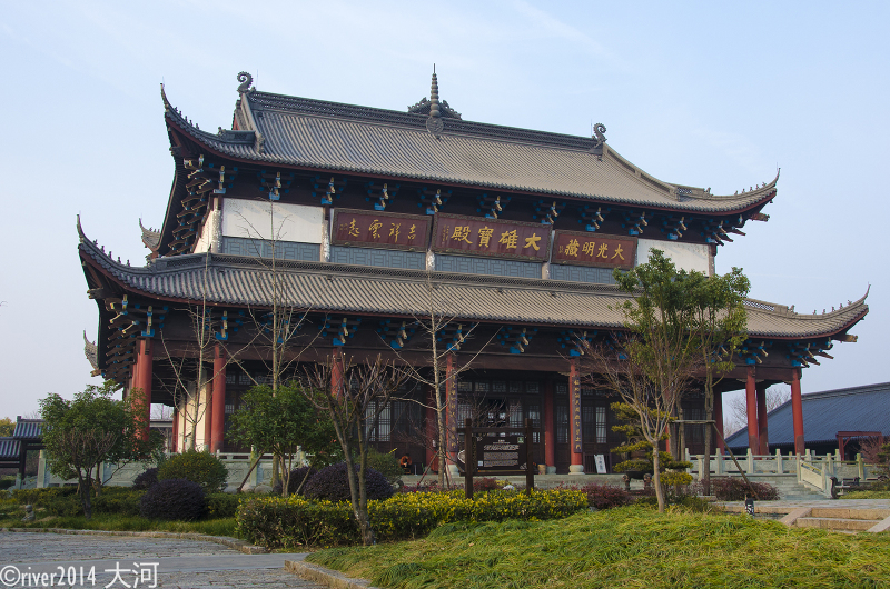 大雄宝殿气势雄伟,这座寺庙并没有院墙
