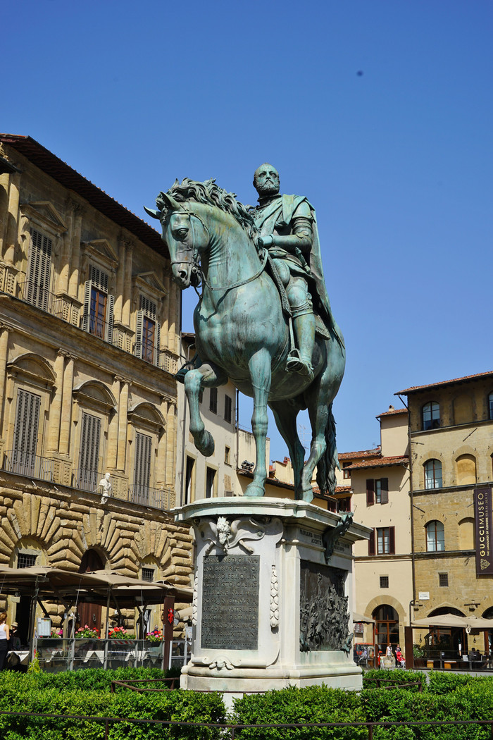 麦迪奇雕像 ,位于佛罗伦萨市政厅——维其奥王宫右侧.