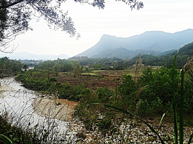 20,从北仑河源头景区出来看到上面这块路牌,告诉我们去往凭祥应该向