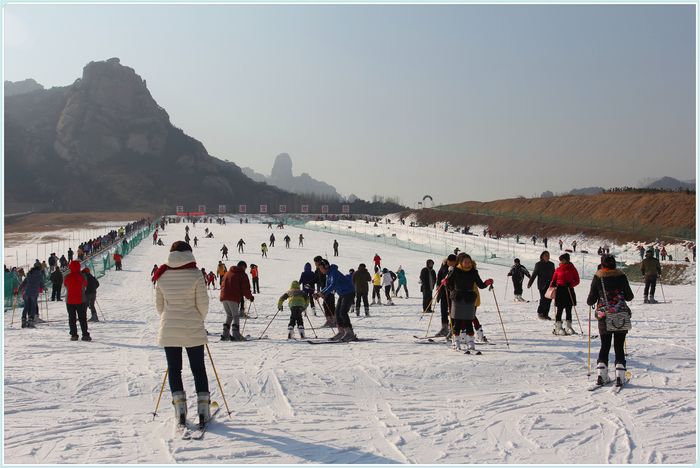 五莲山滑雪场上尽情奔放