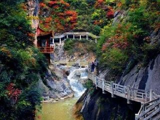 《西狭颂》文化风景区,景区位于成县西门公里处的天井山麓,鱼窍峡中