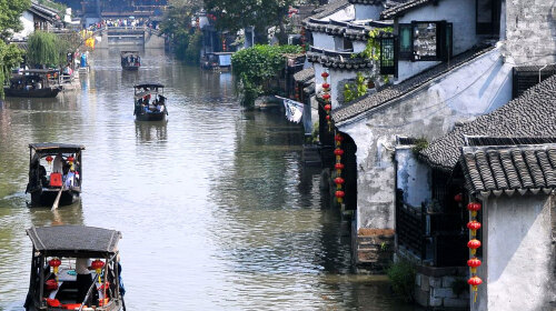 早餐后,游览【西湖风景区】(游览时间不少于60分钟),景区是一处以