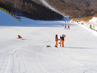 享价值469元的[春节] 承德枫水湾温泉-美林谷滑雪自驾2日游>感受滑雪