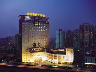 长安大饭店位于朝阳区,区域内汇聚了大多数的北京外国驻华使馆.