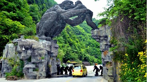 乘车前往【官门山】景区参观.