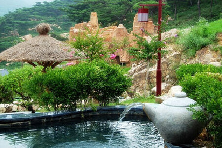  泰山温泉城双人温泉住宿套餐(节假日)游>山地温泉,特色泡池