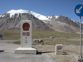  新疆喀什奥依塔克红山-卡拉库里湖-红其拉甫界碑-喀什市区2晚3日游>