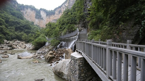大峡谷是贵州省毕节市织金县风景区, 总长3公里,又称"一线三槽"景区