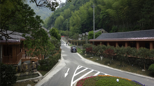 电话:0574-62300999(凭短信订单号报姓名入住) 香泉湾度假村座落在