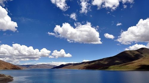 沿途观赏拉萨河风光,后前往西藏三大圣湖之一的【羊卓雍错】观景台