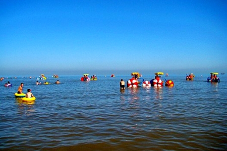 旅游业发展较快,有龙王庙旅游区海滨浴场,有白沙湾