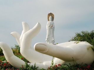 今日可选择去南山寺朝拜108米海上三面观音,为自己,为家人祈福.