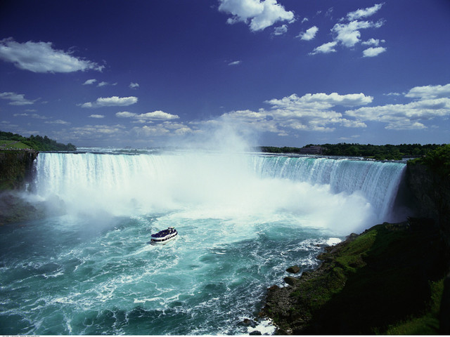 尼亚加拉大瀑布(niagara falls)是世界七大奇景之一,位于加拿大和美国