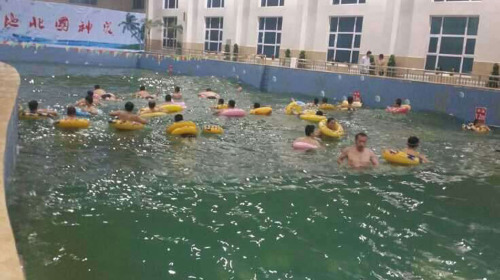 天沐温泉城位于风景秀美的宁城热水镇.