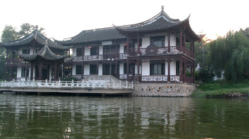 凤城河简介(图片仅供参考) 凤城河风景区位于江苏泰州,依凤城河修建