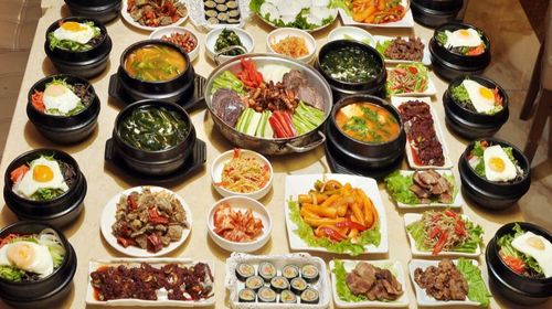 韩国烤肉,蘑菇火锅,特色炒年糕,韩式寿司,海鲜素饼等多种韩式美食
