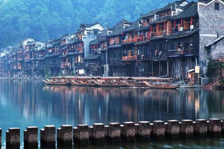 <长沙-宝峰湖-大峡谷-玻璃桥-天门山玻璃栈道-凤凰古城4日游>漫步云天渡玻璃长桥、走心跳玻璃栈道，宿古城江边客栈