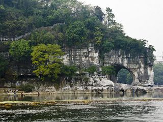 于酒店集合,乘车前往【訾州景区】,訾州景区与象鼻山隔水相望,是桂林