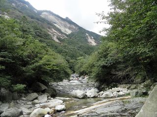 游览【白马大峡谷景区】(与天堂寨联票已含,游览时间约2.