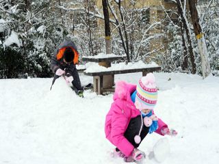 堆雪人打雪仗