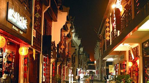 桂林阳朔西街的历史文化 : 桂林阳朔西街始建于1674年,它东临漓江