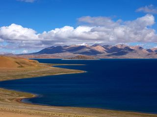 接着游览与玛旁雍错相连的鬼湖拉昂错,拉昂错藏语意为"有毒的黑湖,此