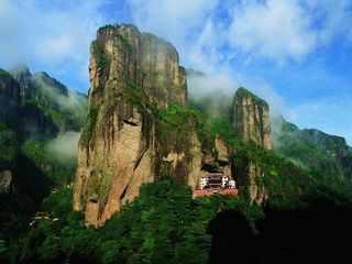 灵峰日景(图片仅供参考) 灵峰景区为雁荡山的东大门,总面积约46平方