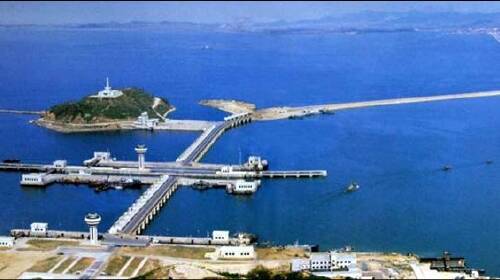 5小时),今天的主要游览景点为: 【西海水闸】午餐品(南浦)尝朝鲜风味