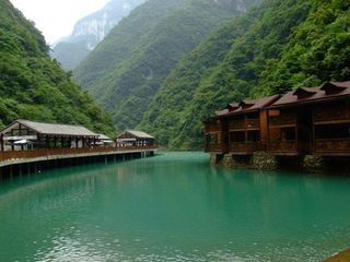  金佛山-神龙峡亲水自驾二日游>宿天星两江假日酒店景观标准间