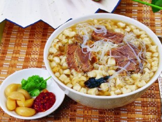 【老孙家饭庄】名店品尝特色泡馍,老孙家羊肉泡馍馆是始建于清光绪年